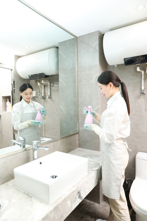 保姆保潔服務(wù)，以女性人物攝影圖展現(xiàn)清潔行業(yè)的專業(yè)與溫情